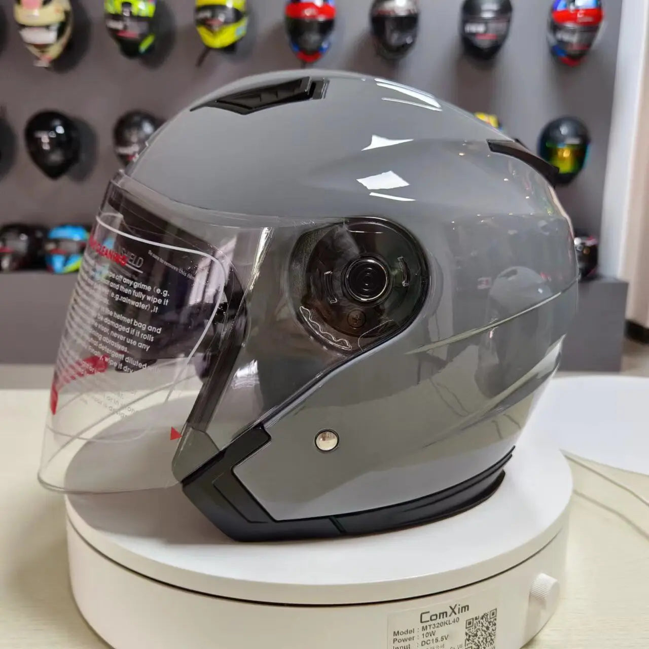 Casque moto scooter gris élégant léger et résistant ajustable avec double visiere